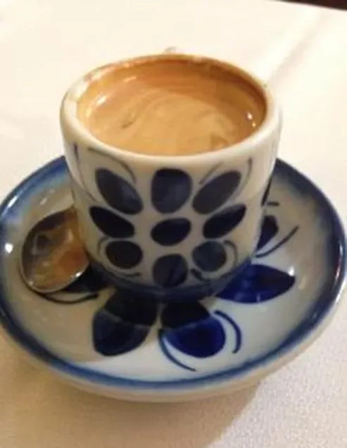 Café expresso em xícara de louça azul e branca