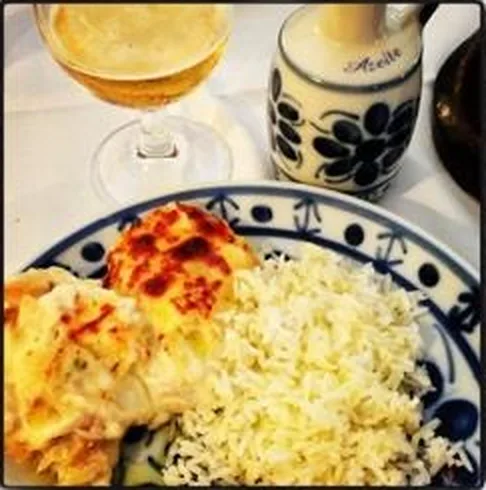 Prato gratinado com arroz em louça azul