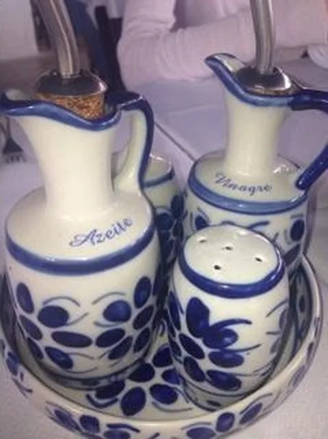 Galheteiro de azeite e vinagre em cerâmica azul e branca