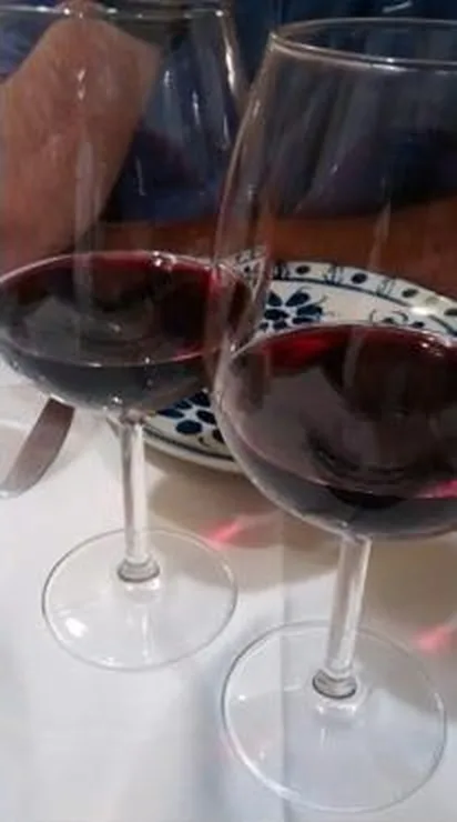 Duas taças de vinho tinto na mesa
